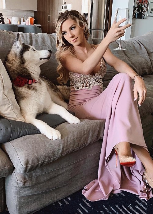 Heidi Somers med sin hund som set i april 2019
