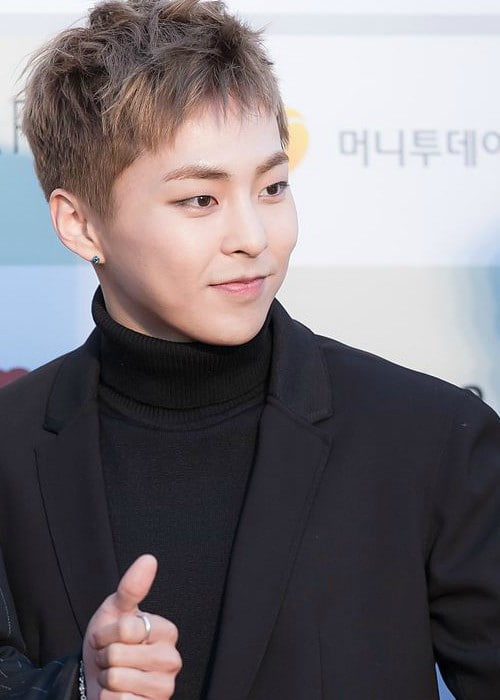 Xiumin ved Gaon Chart K-pop Awards røde løber i februar 2016