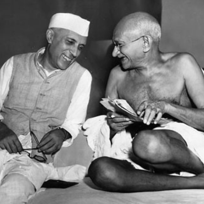 Mahatma Gandhi på et billede taget med Jawaharlal Nehru, mens de spøgte under et møde i All India Congress i Mumbai den 6. juli 1946