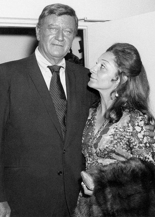 John Wayne og hans 3. kone Pilar Wayne ved John Wayne Theatre, der åbner på Knott's Berry Farm i 1971