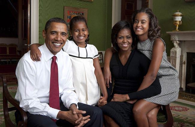 Præsident Barack Obama, førstedame Michelle Obama og deres døtre, Sasha og Malia poserer til et familieportræt inde i Det Hvide Hus i september 2009