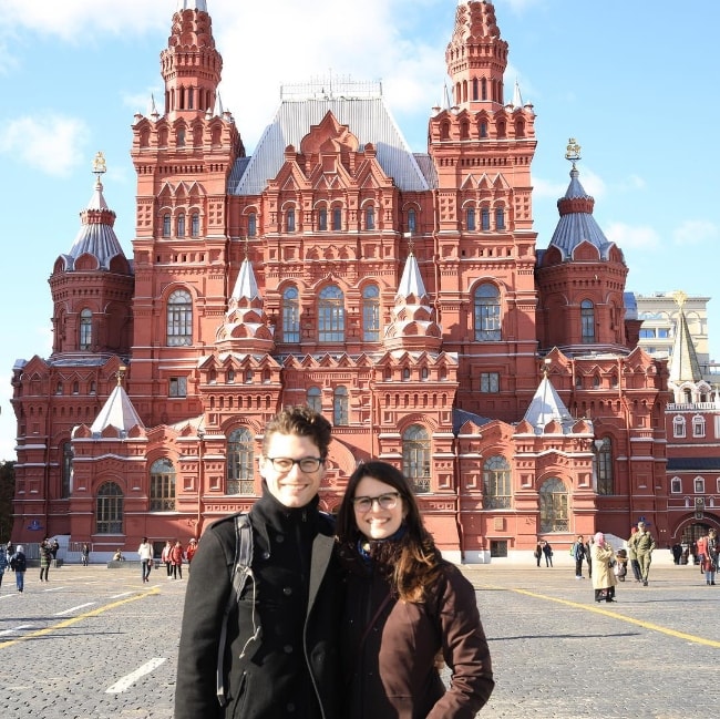 Bryan Dechart set som mens hun poserede til et billede sammen med Amelia Rose Blaire i Kreml Moskva i Rusland i januar 2019