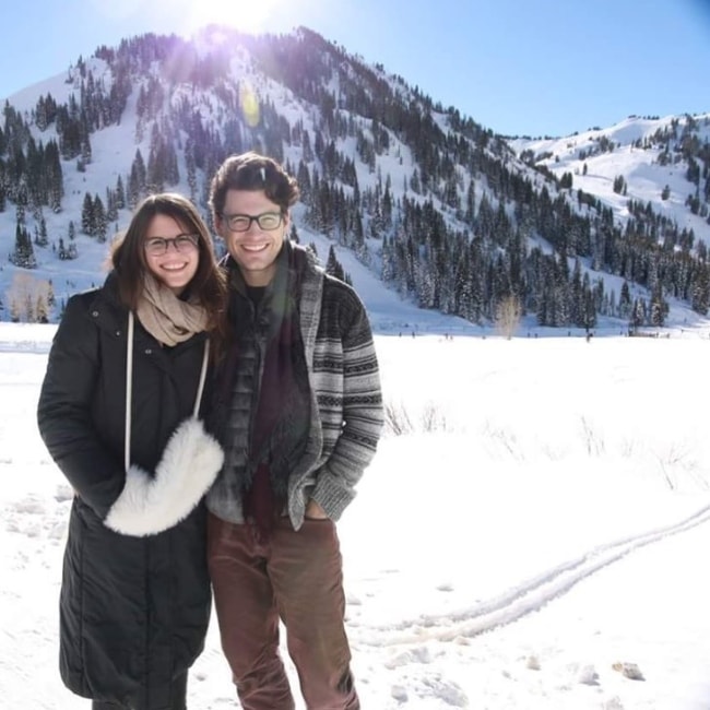 Bryan Dechart set, mens han poserede til et billede med en fantastisk baggrund sammen med Amelia Rose Blaire i Salt Lake City, Utah, USA i december 2016