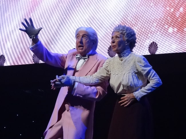 Eric Idle og Carol Cleveland fremførte 'Galaxy Song' under Monty Python Live (Mostly) showet i juli 2014