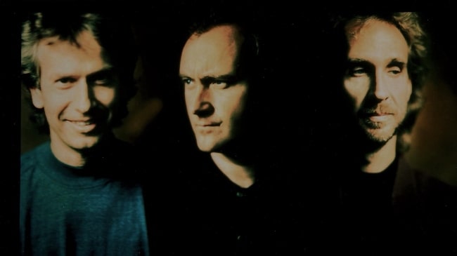 Phil Collins med sine to 'Genesis'-bandkammerater, Tony Banks (venstre) og Mike Rutherford (højre), i 1991