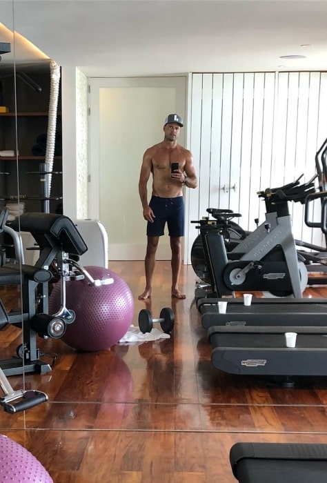 David Charvet hygger sig i fitnesscentret i august 2018