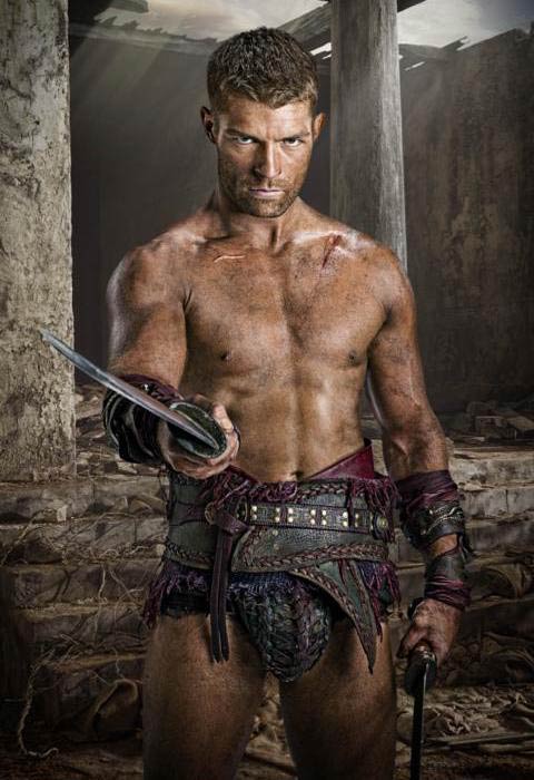 Liam McIntyre skjorteløs kropp i en stillbilde fra Spartacus