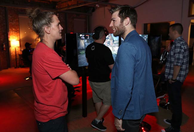 Liam McIntyre (til høyre) på Xbox & Gears Of War 4 Los Angeles lanseringsarrangement i september 2016