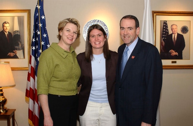 Sarah Huckabee Sanders (Center) set i marts 2005