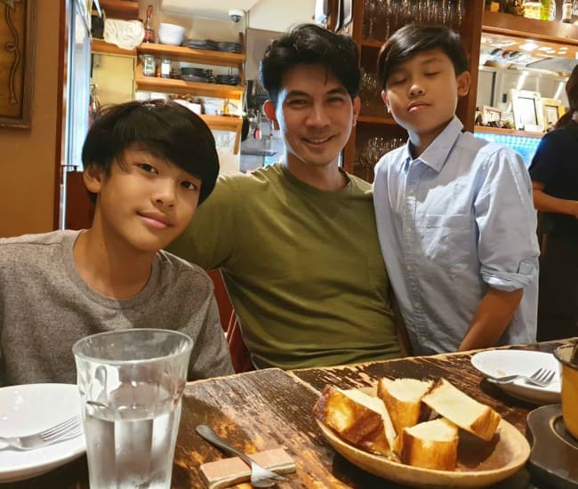 Theeradej Wongpuapan med sine sønner som set i oktober 2019