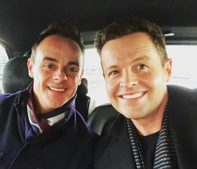 Declan Donnelly (oikealla) ja Anthony McPartlin selfiessä tammikuussa 2019