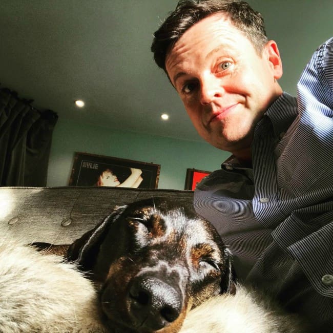 Declan Donnelly i en selfie med sin hund som set i maj 2018