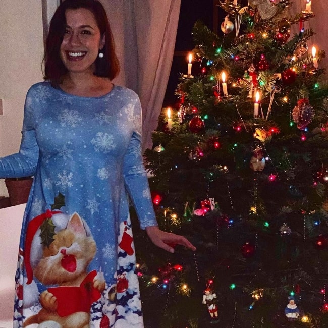 Whitney Avalon nähtynä poseeraamassa joulukuvassa joulukuussa 2019