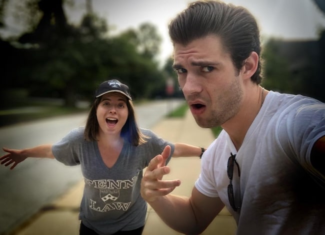 David Corenswet set, mens han tog en sjov selfie med sin søster i Swarthmore, Delaware County, Pennsylvania i september 2018