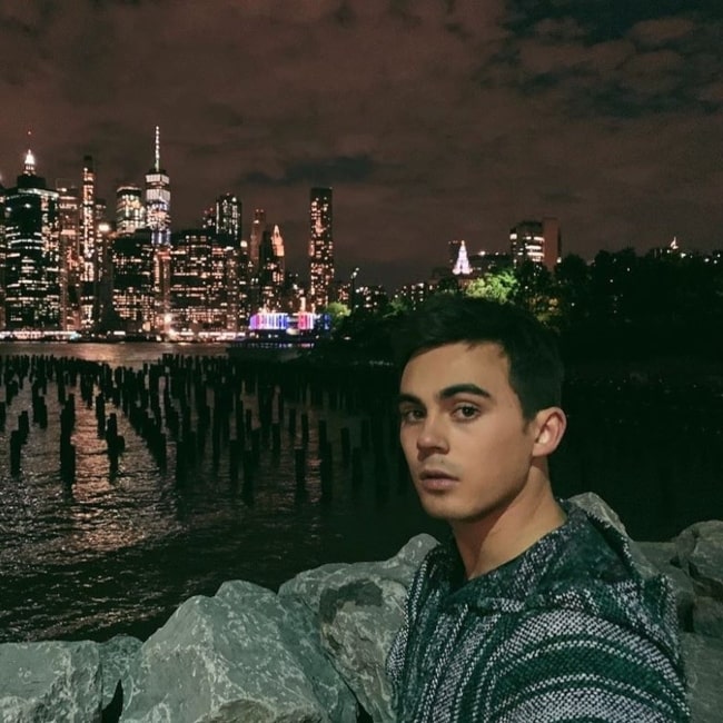 Tyler Alvarez set i en selfie taget i New York City, New York i juni 2020