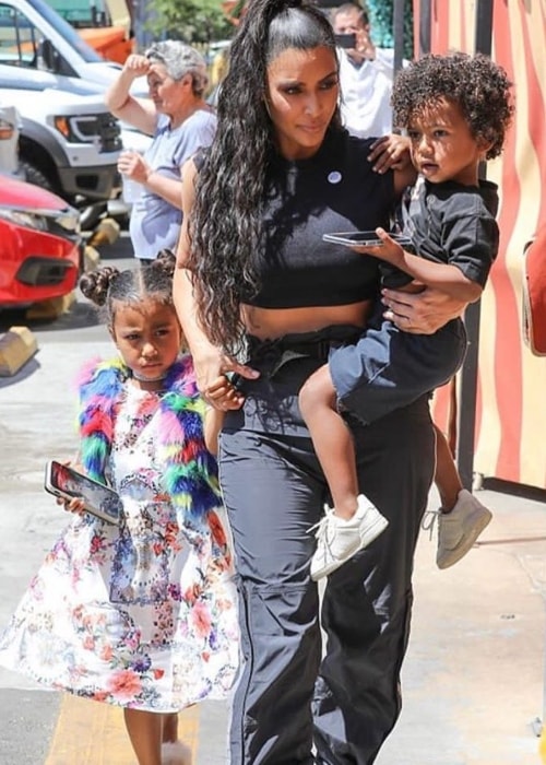 Saint West με τη μητέρα Kim Kardashian West και τη μεγαλύτερη αδερφή North