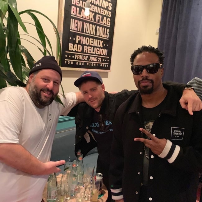 Shawn Wayans, kot je prikazano na sliki, posneti z Jonnyjem Abrahamsom in Mikom B v baru Friends maja 2019