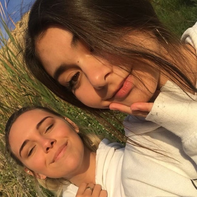 Mia Hayward na selfie urobenej so svojou blízkou priateľkou hviezdou Instagramu Kouvr Annonom v júni 2020