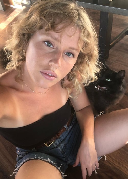 Lindsley Εγγραφείτε κάνοντας κλικ σε μια selfie με τον Ιβάν τη γάτα στο παρασκήνιο στο Λος Άντζελες, Καλιφόρνια τον Αύγουστο του 2020