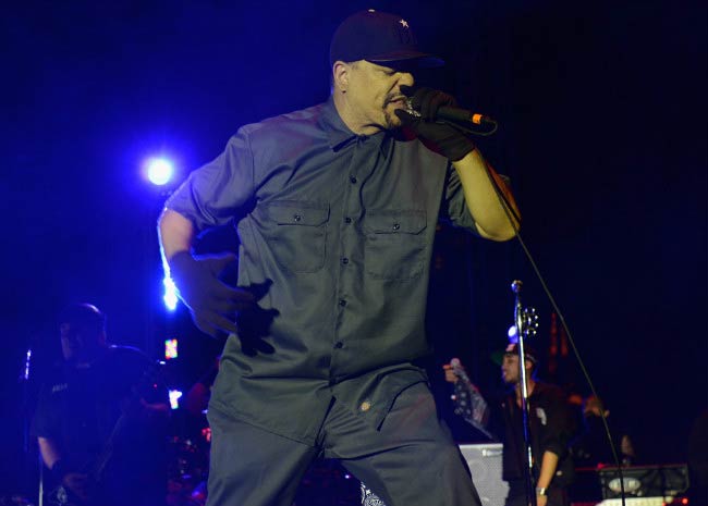 Η Ice-T παίζει στα μουσικά βραβεία Gibson Brands AP τον Ιούλιο του 2014 στο Οχάιο