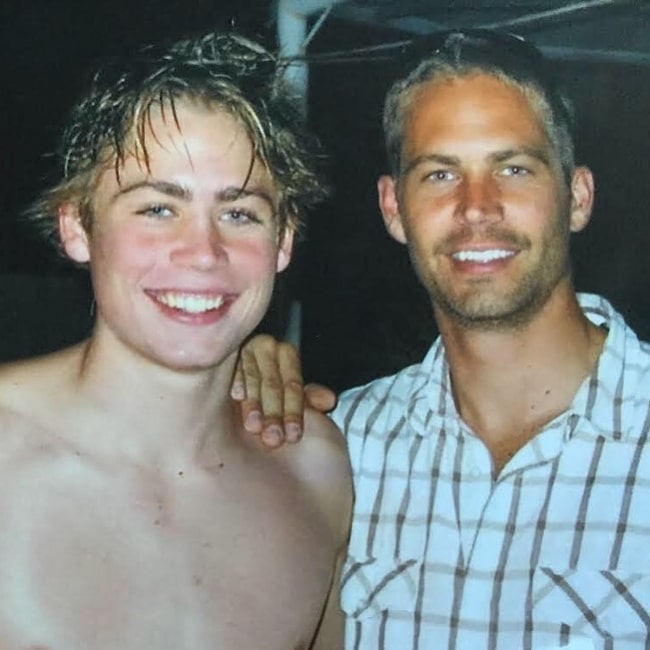 Cody Walker (Αριστερά) όπως φαίνεται ενώ χαμογελά σε μια φωτογραφία δίπλα στον εκλιπόντα αδελφό του, δημοφιλή ηθοποιό και φιλάνθρωπο, Paul Walker