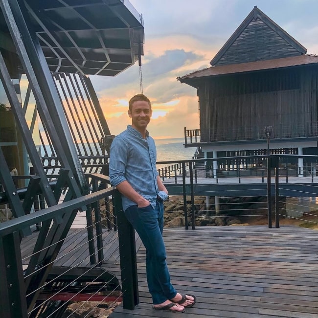 Ο Cody Walker όπως φαίνεται ενώ ποζάρει για την κάμερα στο The Ritz-Carlton στο Langkawi της Μαλαισίας τον Οκτώβριο του 2019
