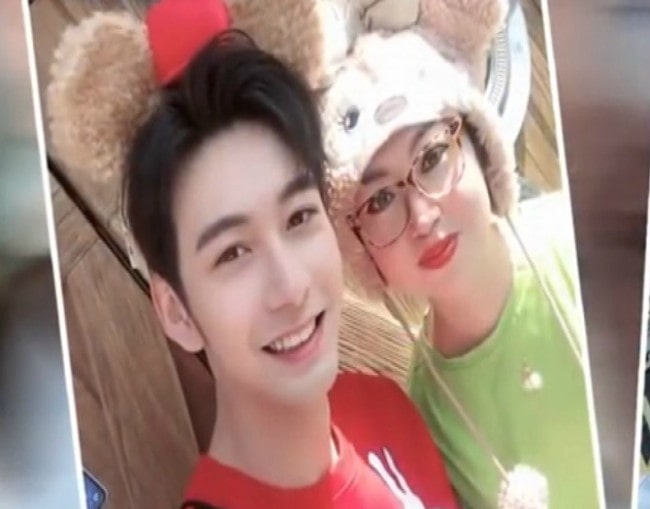 Ο Chen XingXu με τη μαμά όπως προβλήθηκε σε τηλεοπτική εκπομπή τον Αύγουστο του 2019