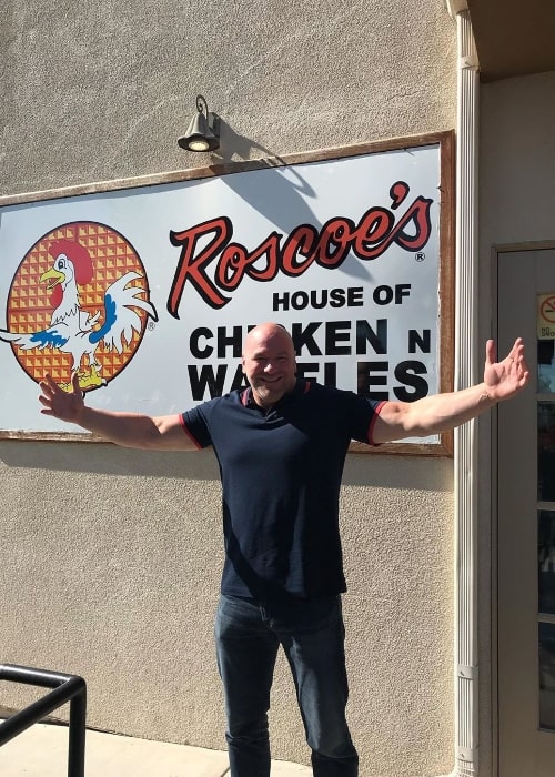 Η Ντάνα Γουάιτ όπως φαίνεται ενώ ποζάρει για την κάμερα στο Roscoe's Chicken & Waffles τον Αύγουστο του 2019