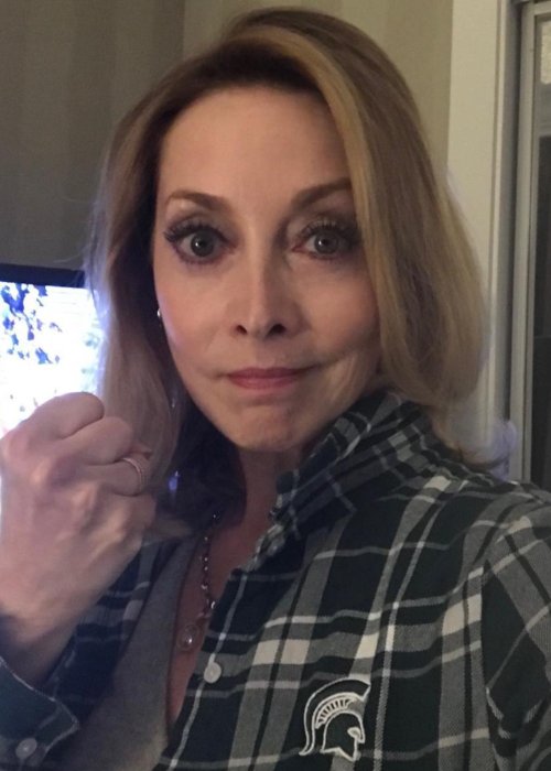 Η Sharon Lawrence σε μια selfie στο Instagram όπως φαίνεται τον Απρίλιο του 2019