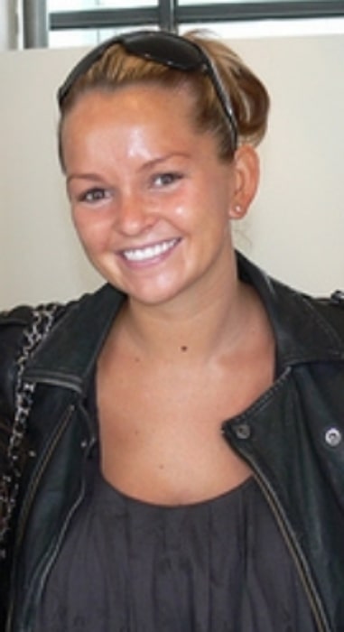 Jennifer Ellison hymyili kameralle kesäkuussa 2009