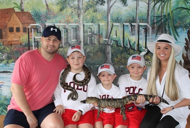 Η Jennifer Ellison όπως φαίνεται ενώ ποζάρει για μια φωτογραφία μαζί με την οικογένειά της στο Gatorland στο Ορλάντο της Φλόριντα τον Δεκέμβριο του 2019
