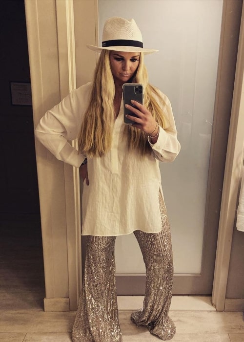 Jennifer Ellison klikla na zrkadlovú selfie v Universal Orlando Resort na Floride v Spojených štátoch v januári 2019