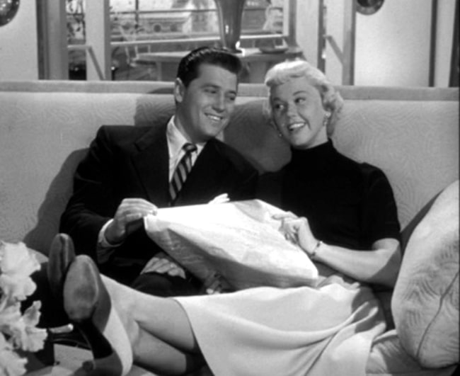 Η Ντόρις Ντέι όπως φαίνεται μαζί με τον Γκόρντον Μακ Ρέι σε ένα στιγμιότυπο από το τρέιλερ της ταινίας "Starlift" (1951)