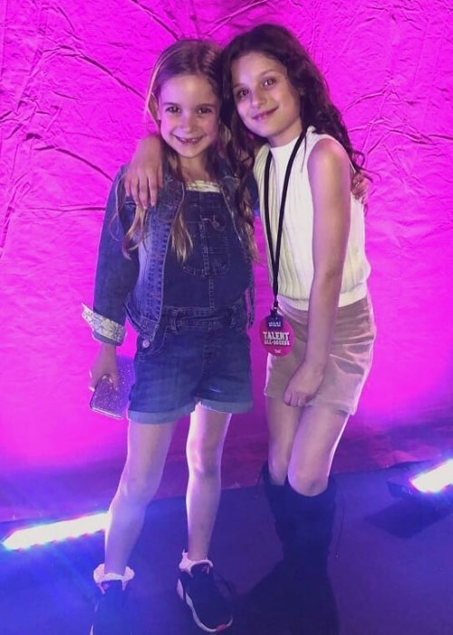 Ο Tilly Mills (Αριστερά) όπως φαίνεται ενώ ποζάρει στον φακό μαζί με τον αστέρα των social media Hayley LeBlanc τον Απρίλιο του 2018