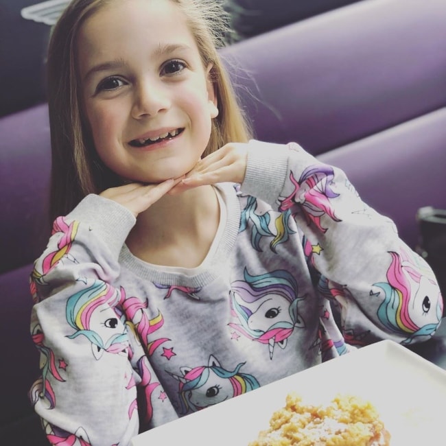 Η Tilly Mills φαίνεται ενώ χαμογελά για μια φωτογραφία ενώ απολαμβάνει το θρυμματισμένο μήλο της στο Creams Cafe Windsor στο Berkshire, Αγγλία, Ηνωμένο Βασίλειο τον Μάιο του 2019