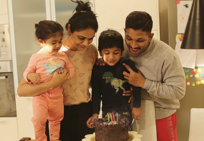 Ο Allu Arjun με την οικογένειά του τον Απρίλιο του 2018