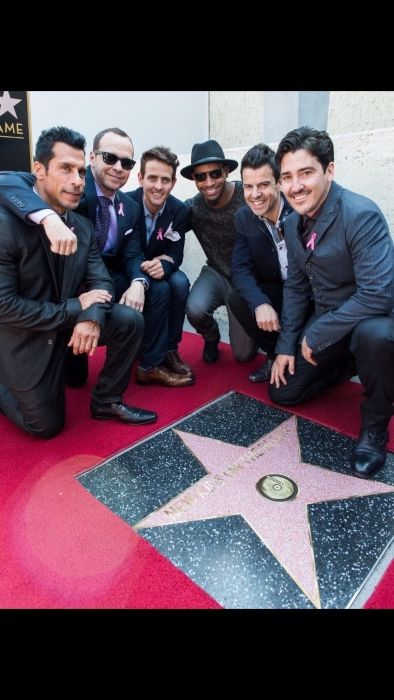 Το συγκρότημα του Joey NKOTB ποζάρει με τον Rob Lewis ενώ έλαβε ένα αστέρι στο Hollywood Walk of Fame το 2014