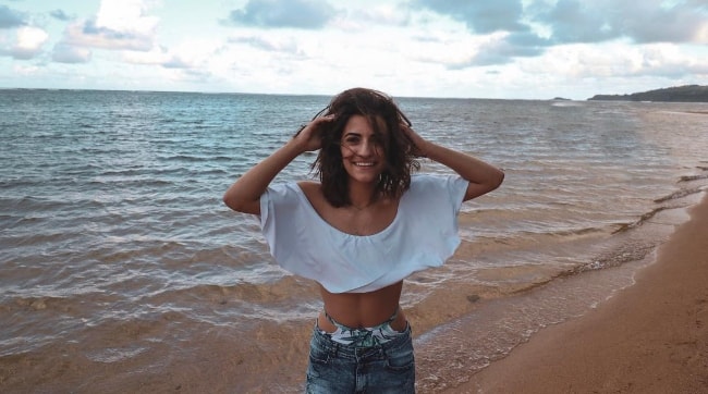 Η Soni Nicole Bringas όπως φαίνεται ενώ ποζάρει για μια φωτογραφία στην παραλία ενώ απολάμβανε το χρόνο της στη Χαβάη, Ηνωμένες Πολιτείες τον Νοέμβριο του 2018