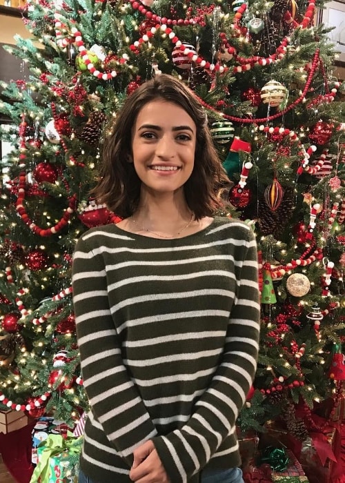 Η Soni Nicole Bringas φαίνεται ενώ ποζάρει για μια φωτογραφία μπροστά από ένα χριστουγεννιάτικο δέντρο τον Δεκέμβριο του 2018