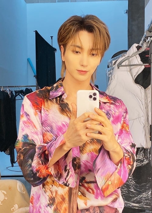 Ο Leeteuk όπως φαίνεται ενώ έβγαζε μια selfie καθρέφτη τον Φεβρουάριο του 2020
