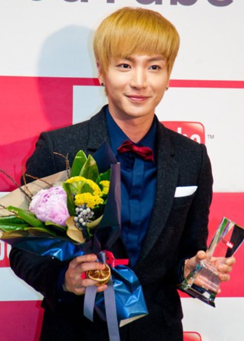 Ο Leeteuk όπως φαίνεται σε μια φωτογραφία που τραβήχτηκε στην τελετή του βραβείου YouTube το 2011