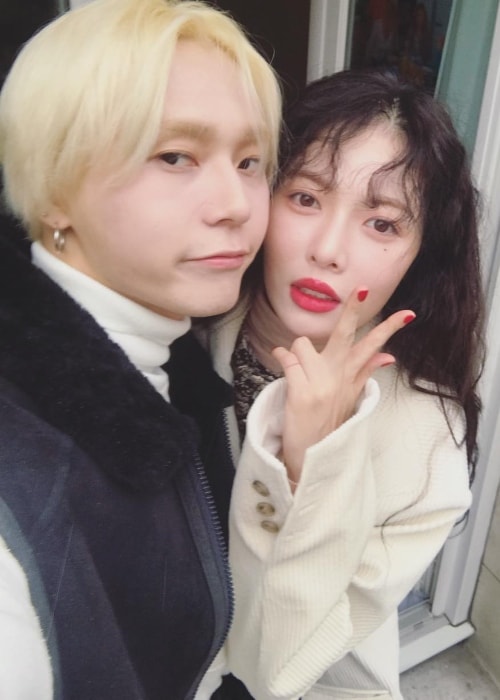 Ο E'Dawn βγάζει selfie με τον Hyun Ah τον Δεκέμβριο του 2018