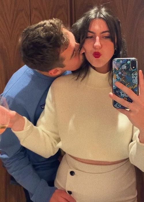 DenisDailyYT όπως φαίνεται σε μια selfie που τραβήχτηκε με την κοπέλα του Gabby O'Hara τον Φεβρουάριο του 2020