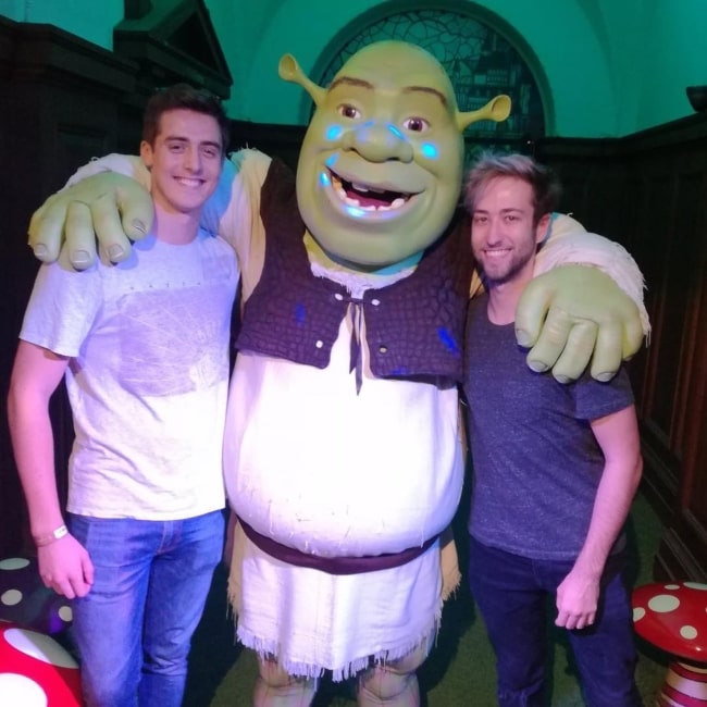 Ο DenisDailyYT και ο YouTuber Alex στέκονται δίπλα στον ομώνυμο κινηματογραφικό χαρακτήρα Shrek τον Αύγουστο του 2017