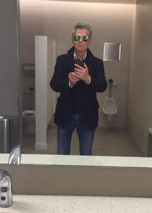 David Foster v selfiju z ogledalom v kopalnici junija 2017