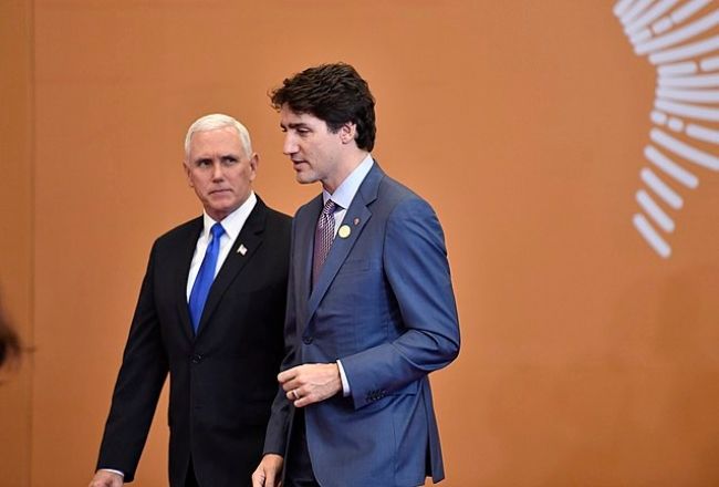 Mike Pence nähdään kävelemässä Kanadan pääministerin Justin Trudeaun rinnalla vuonna 2018