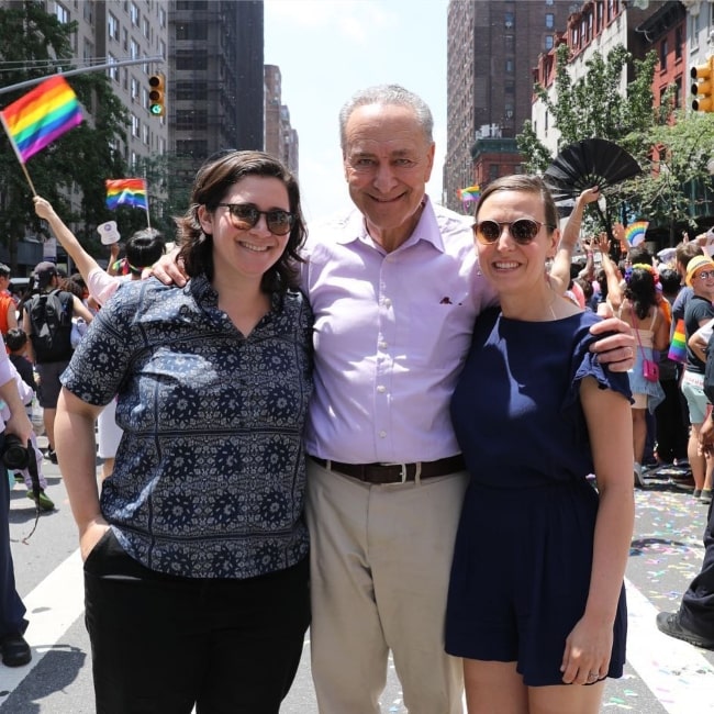 Ο Τσακ Σούμερ με την κόρη του και την αρραβωνιαστικιά της στην παρέλαση υπερηφάνειας της Νέας Υόρκης τον Ιούνιο του 2018