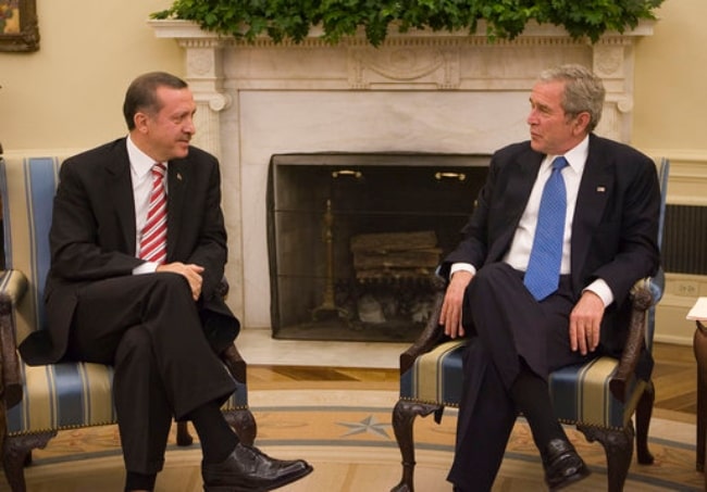 Συνάντηση του Ρετζέπ Ταγίπ Ερντογάν (Αριστερά) με τον Πρόεδρο Τζορτζ Μπους στις 5 Νοεμβρίου 2007, στο Οβάλ Γραφείο