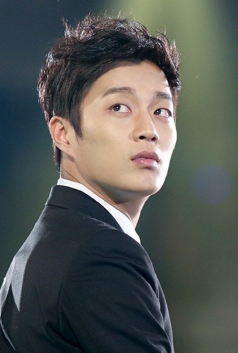 Ο Yoon Doo-joon όπως φαίνεται στα βραβεία Melon 2012
