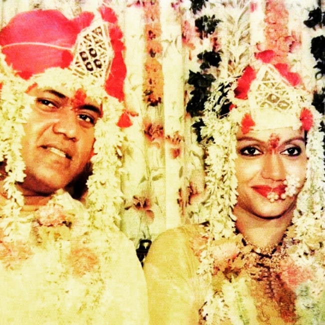 Jayshree T. som set på et billede med hendes mand Jayprakash Karnataki på dagen for hendes bryllup i 1989